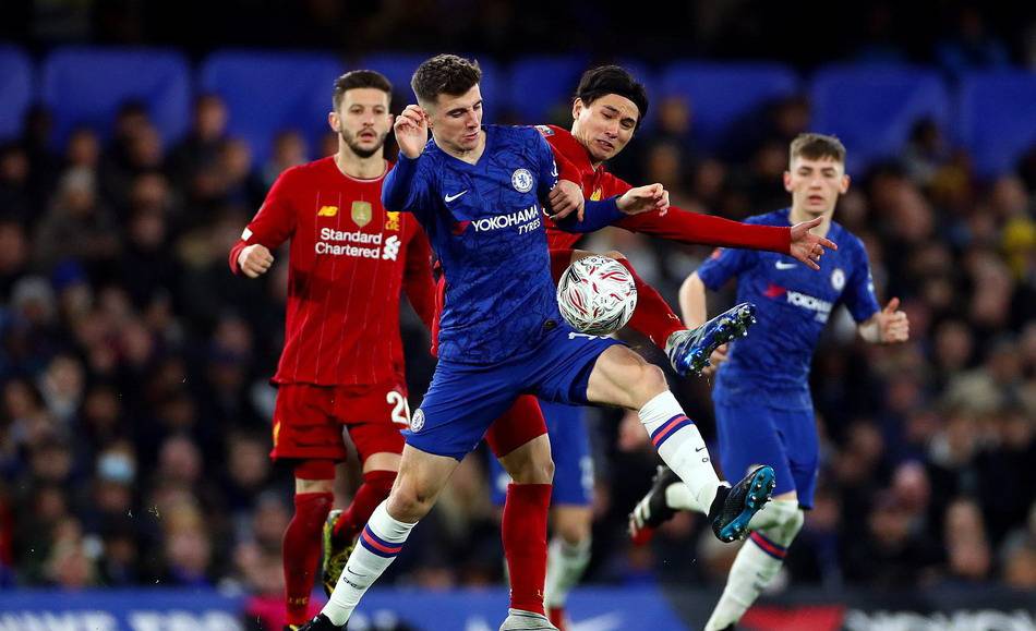 他刚在踢上港的比赛爆发，就被老东家解约离队，球迷建议来中超